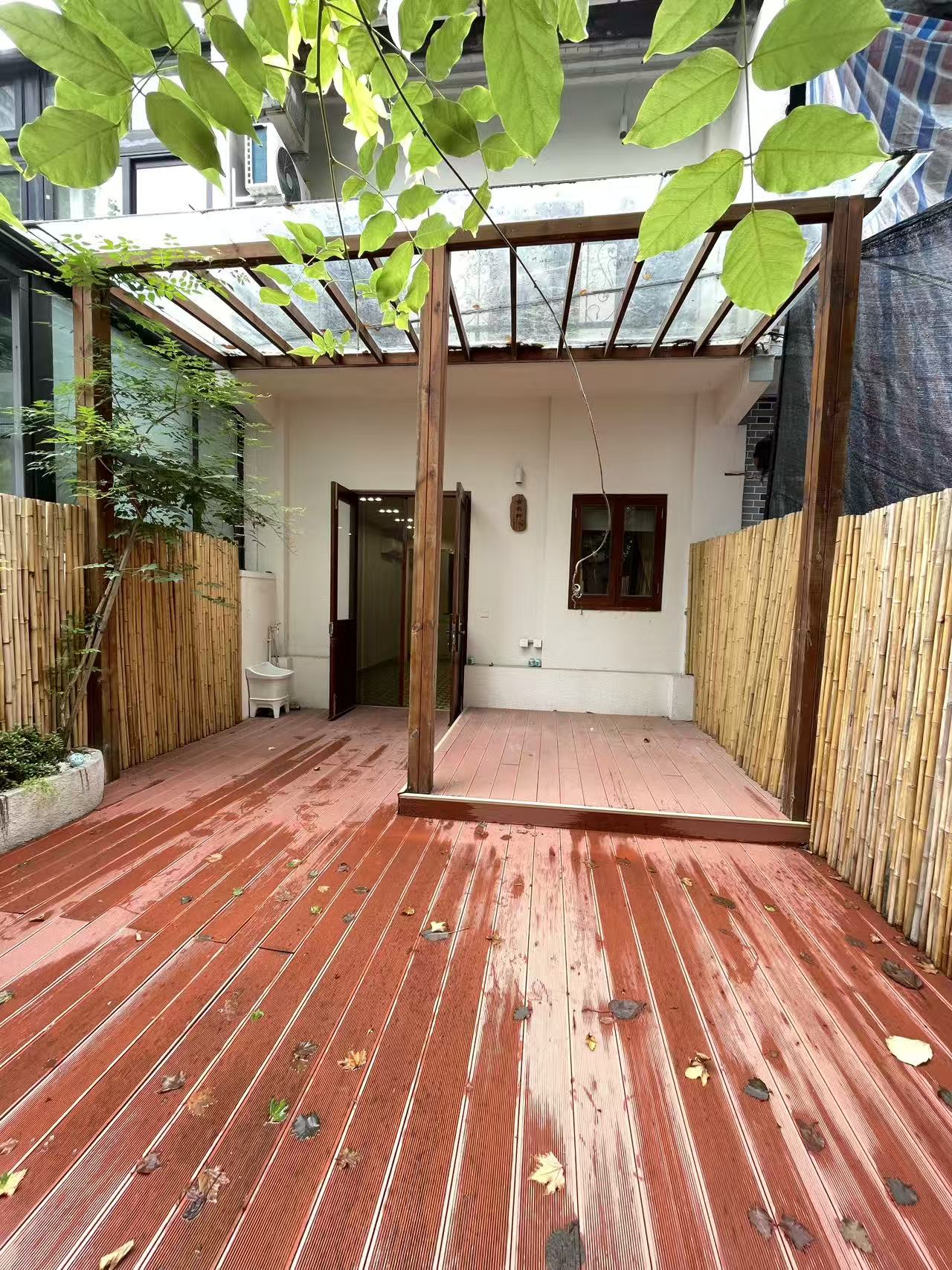 百年愚园路网红街    整栋产权新式里弄  带40平院子  中山公园步行10分钟