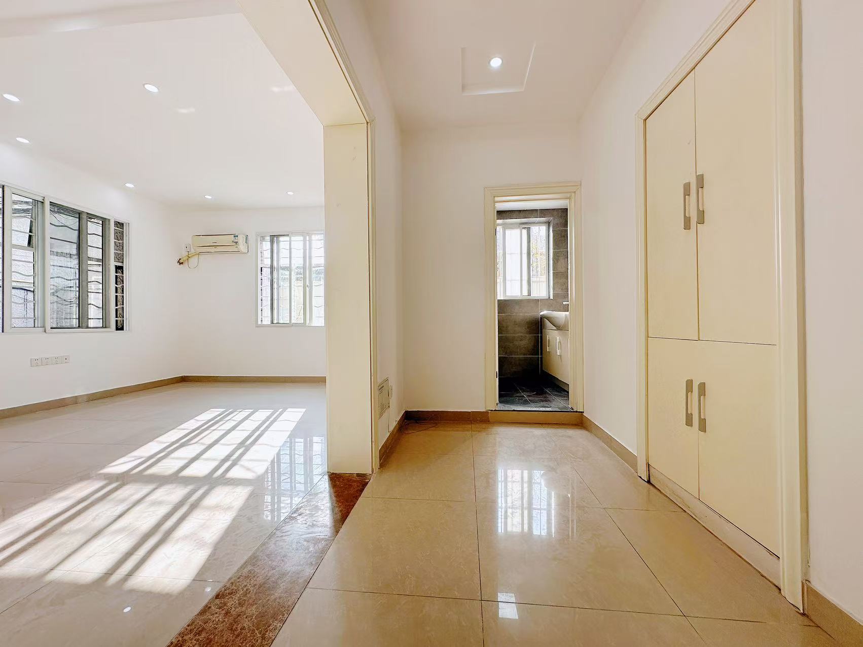 海海中路  上海图书馆对面  95岁老公寓  两房朝南 采光好