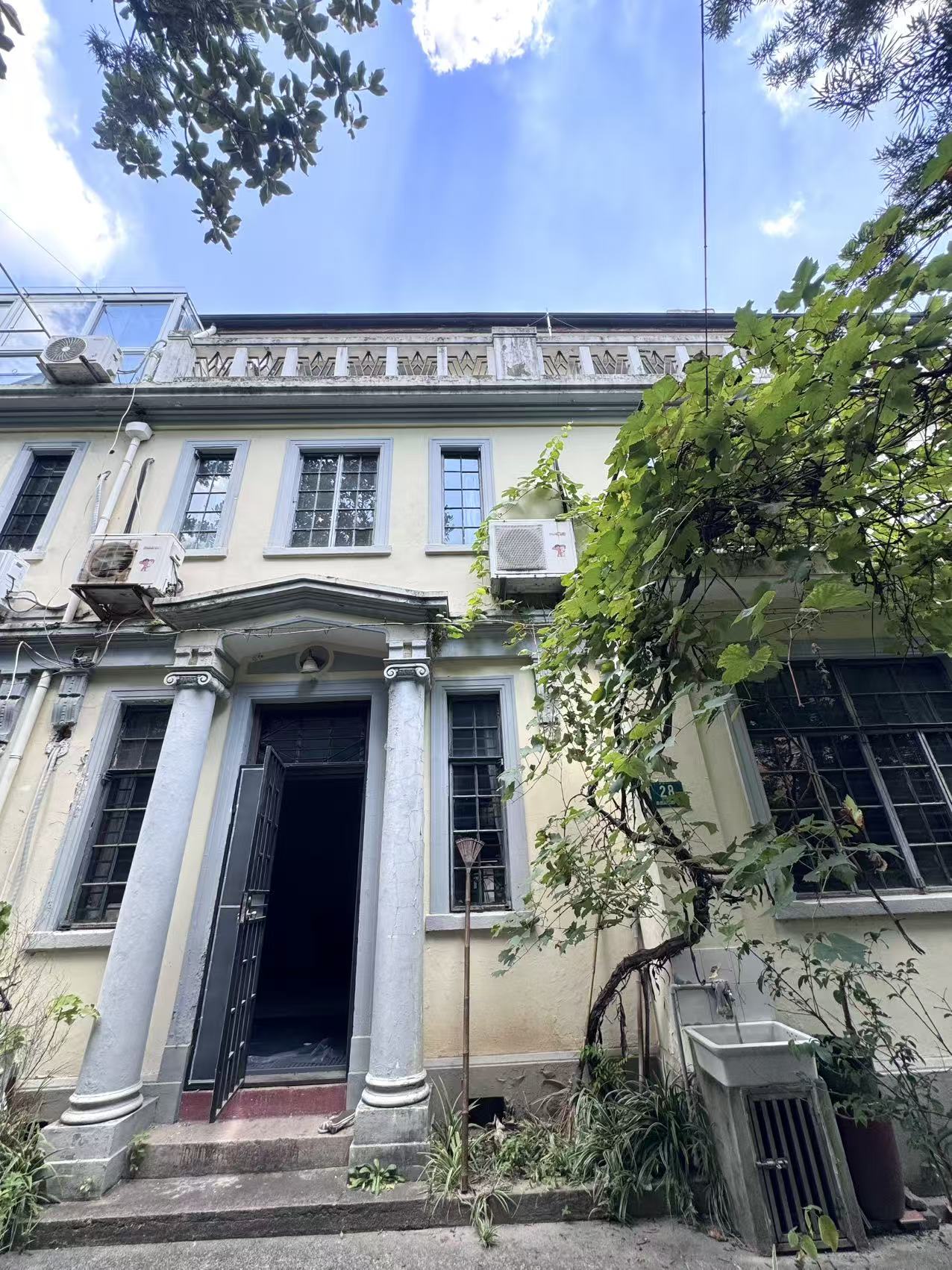 静安寺商圈   愚园路整栋产权新式里弄   大双开间朝南
